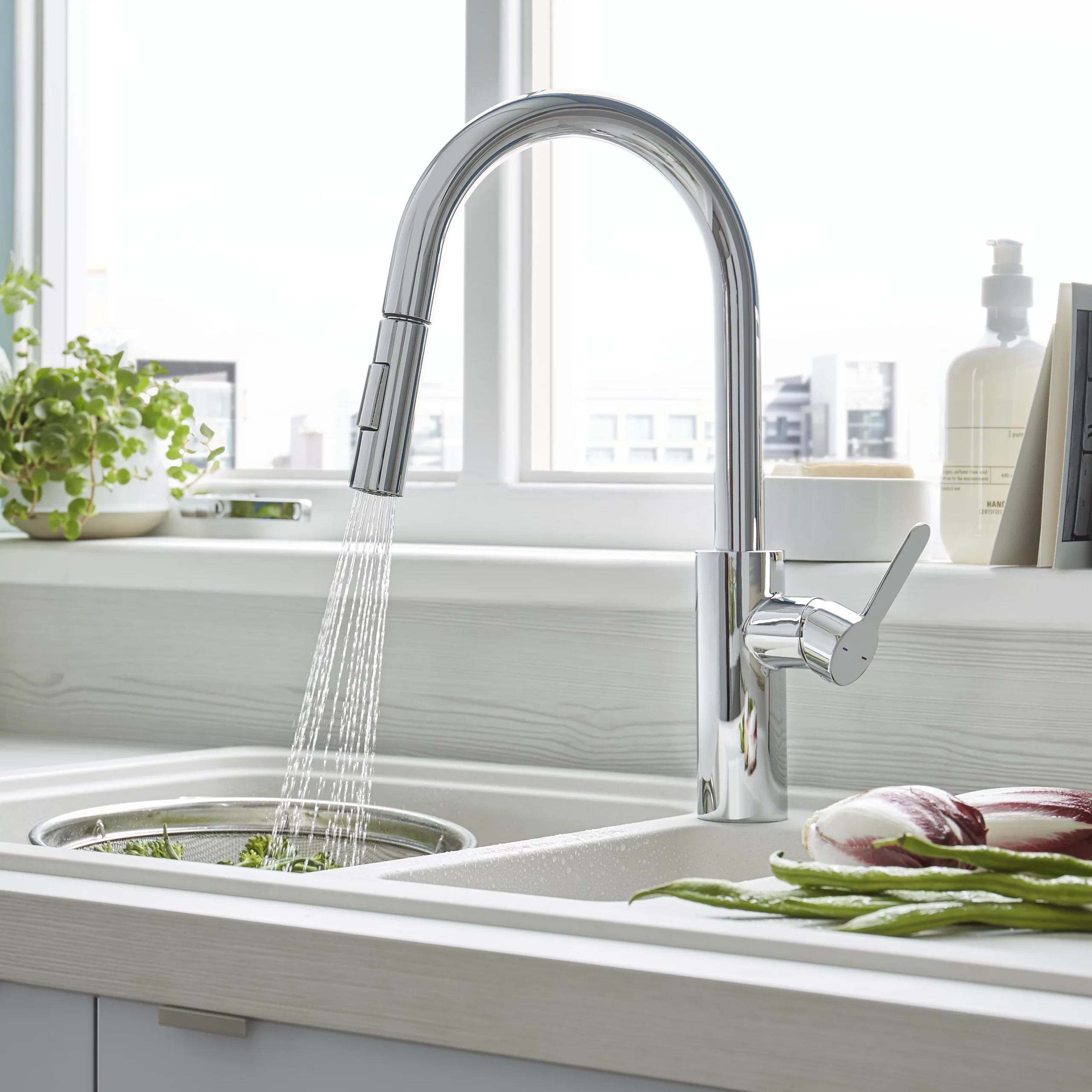 Cooke & Lewis Kareena Chrome Effect Kitchen Side Lever Pull Out Tap 15 Cooke & Lewis Kareena Chrome Effect Kitchen Side Lever Pull Out Tap - Image 13