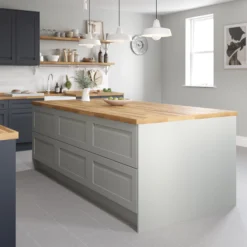 GoodHome 40mm Hinita Oiled Natural Solid Oak Square Edge Kitchen Worktop, (L)3000mm -Prime Kitchen goodhome 40mm hinita oiled natural solid oak square edge kitchen worktop l 3000mm3663602473244 01i