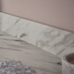 GoodHome Algiata White Marble Effect Laminate & Particle Board Upstand (L)3000mm -Prime Kitchen goodhome algiata white marble effect laminate particle board upstand l 3000mm3663602636465 02i bq