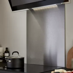GoodHome Kasei Polished Brushed Effect Stainless Steel Splashback, (H)800mm (W)600mm (T)10mm -Prime Kitchen goodhome kasei polished brushed effect stainless steel splashback h 800mm w 600mm t 10mm3663602633969 01i