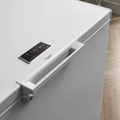 Hotpoint CS1A400HFMFAUK1_WH Freestanding Chest Freezer - White -Prime Kitchen hotpoint cs1a400hfmfauk1 wh freestanding chest freezer white5054645607594 09i bq
