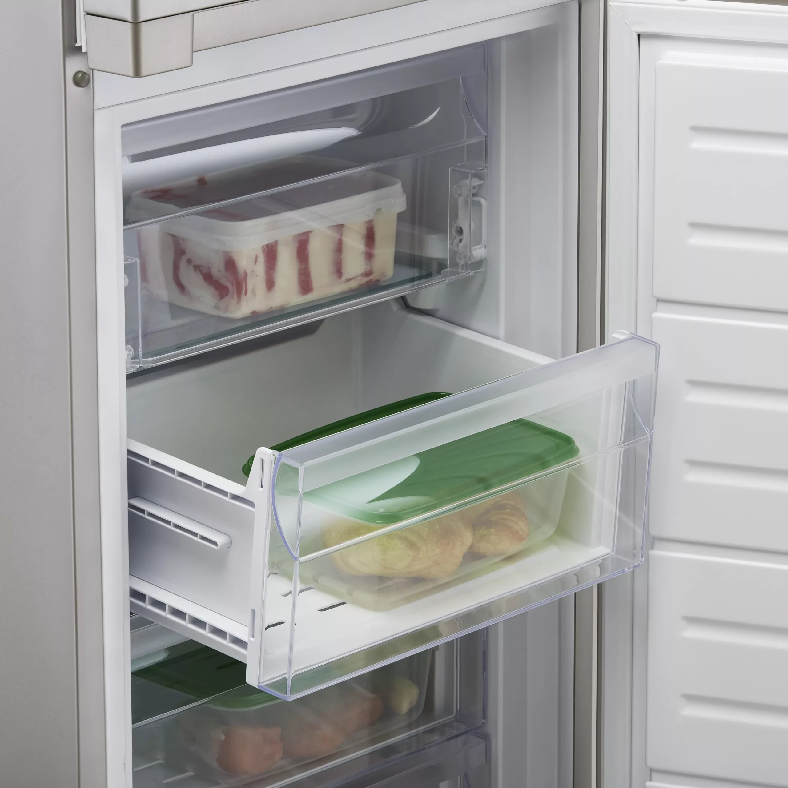 Hotpoint HBNF55181SUK1_SI 50:50 Freestanding Frost Free Fridge Freezer - Silver Effect 8 Hotpoint HBNF55181SUK1_SI 50:50 Freestanding Frost Free Fridge Freezer - Silver Effect - Image 6