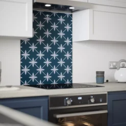 Laura Ashley Wicker Midnight Seaspray Geometric Glass Splashback, (H)750mm (W)600mm (T)6mm -Prime Kitchen laura ashley wicker midnight seaspray geometric glass splashback h 750mm w 600mm t 6mm5060729155509 03i bq