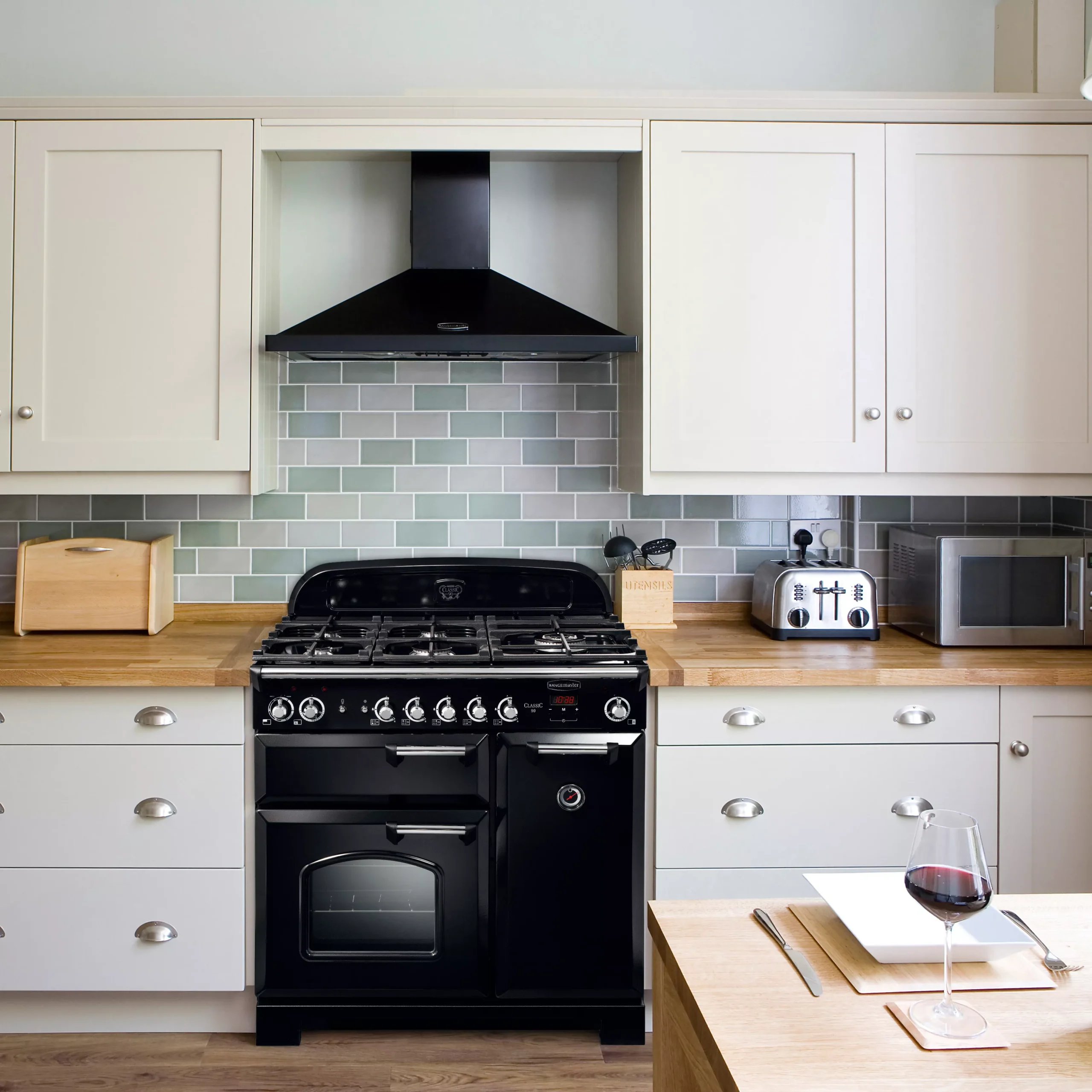 Rangemaster CLA90NGFBLC Freestanding Gas Range Cooker With Gas Hob 4 Rangemaster CLA90NGFBLC Freestanding Gas Range Cooker With Gas Hob - Image 2